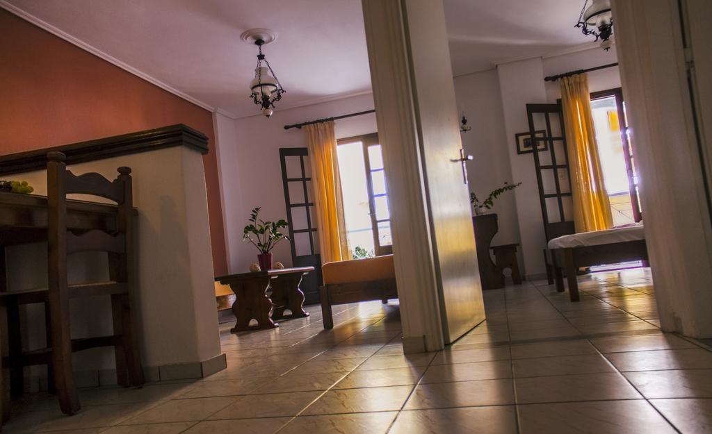 Hesperia Hotel Карловаси Стая снимка
