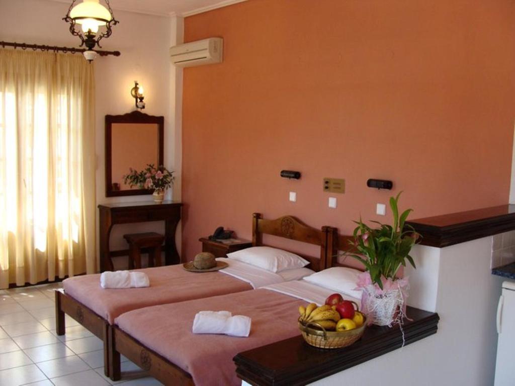 Hesperia Hotel Карловаси Стая снимка